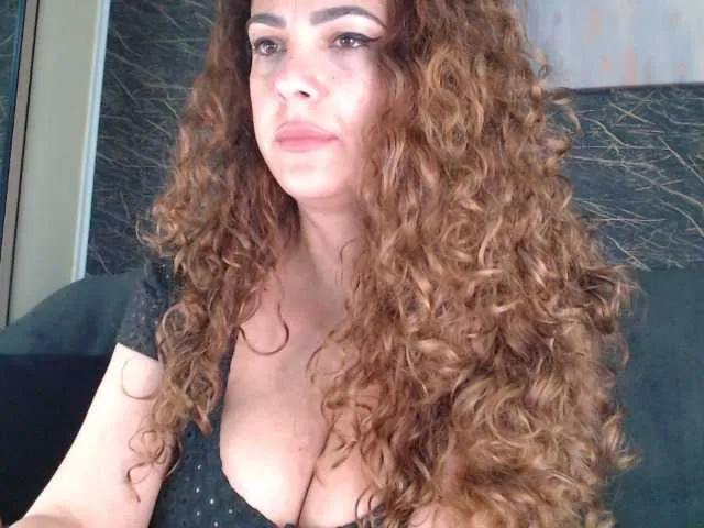 Freechat curlygirl35 on BongaCams