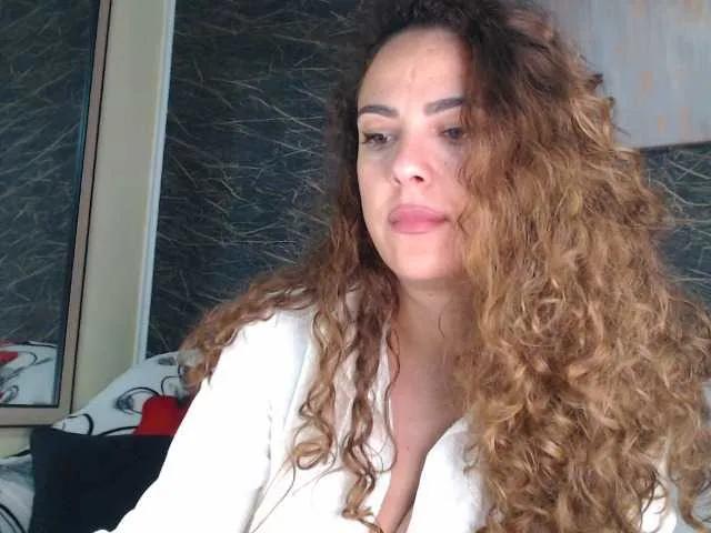 Freechat curlygirl35 on BongaCams