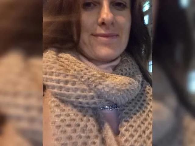 Offline Erine9900 on BongaCams