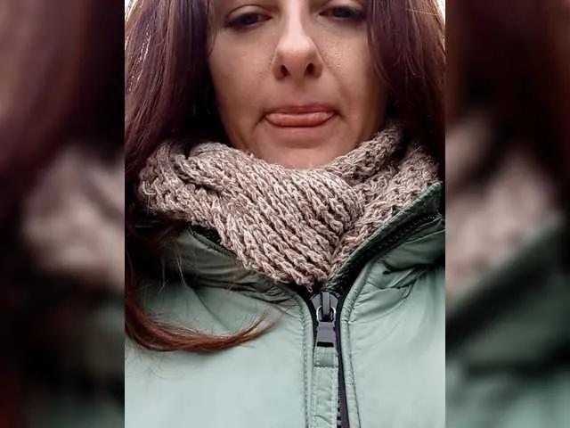 Offline Erine9900 on BongaCams