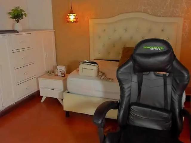 Offline Hadley- on BongaCams