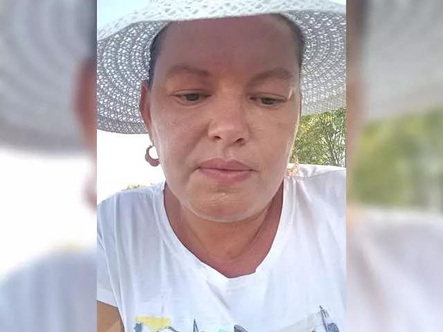 Offline Juliamad on BongaCams