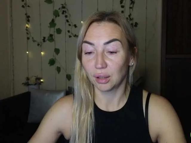 Offline Jullyblondkiss on BongaCams