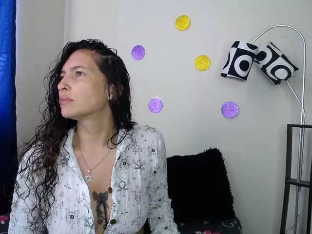 Offline leyla-hot on BongaCams