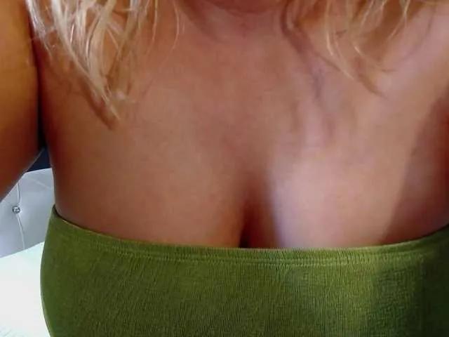 Freechat Malvvina on BongaCams