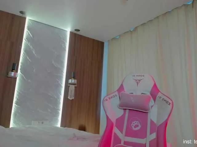 Freechat Naomimif on BongaCams