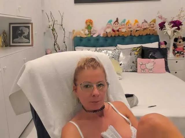 Offline SalomeJade on BongaCams