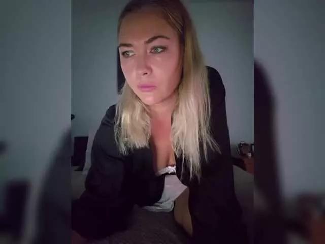 Offline Yesenia-1 on BongaCams