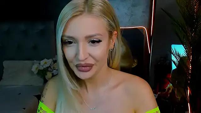Freechat glossy_blondegirl on StripChat