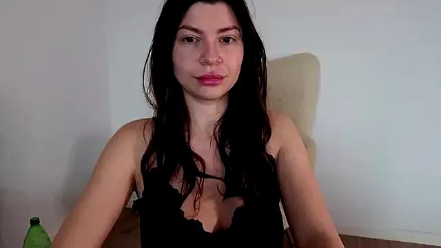 Jullyenn3 on StripChat 