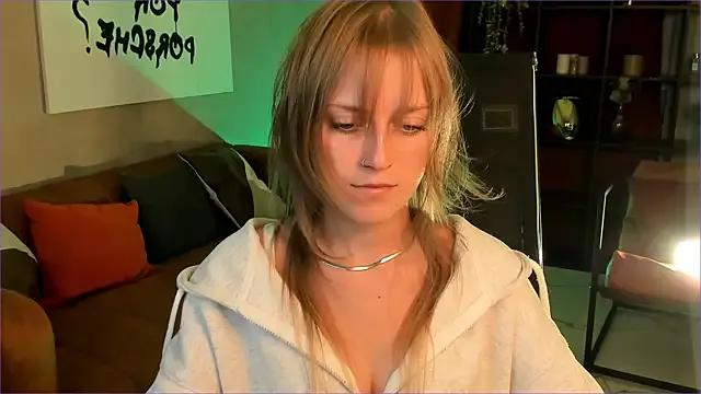 Freechat KiraMontoya on StripChat